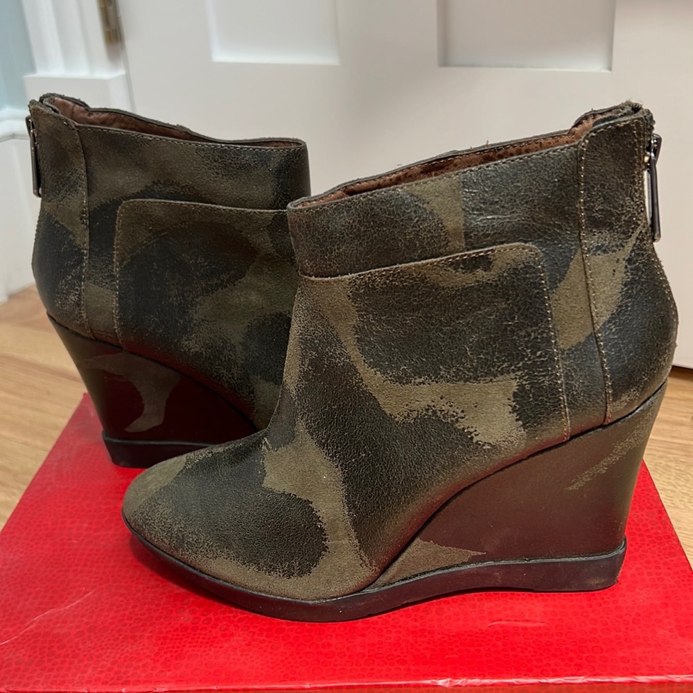 Like New Donald Pliner Chez-81 Bootie in Olive Vintage Suede - 10 (see details)